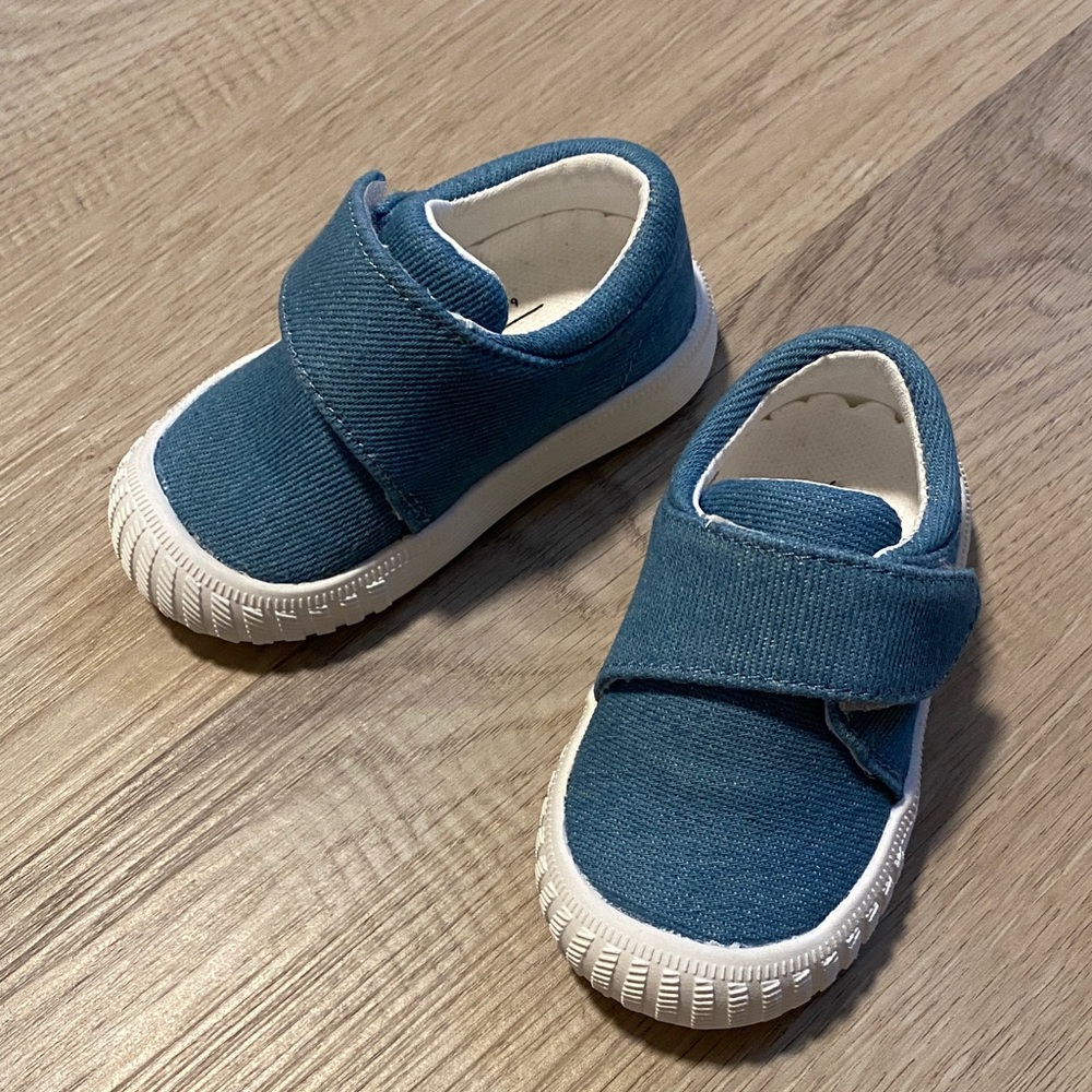 💥 NWOT Blue Baby Shoes with Velcro Strap 6-12 Months